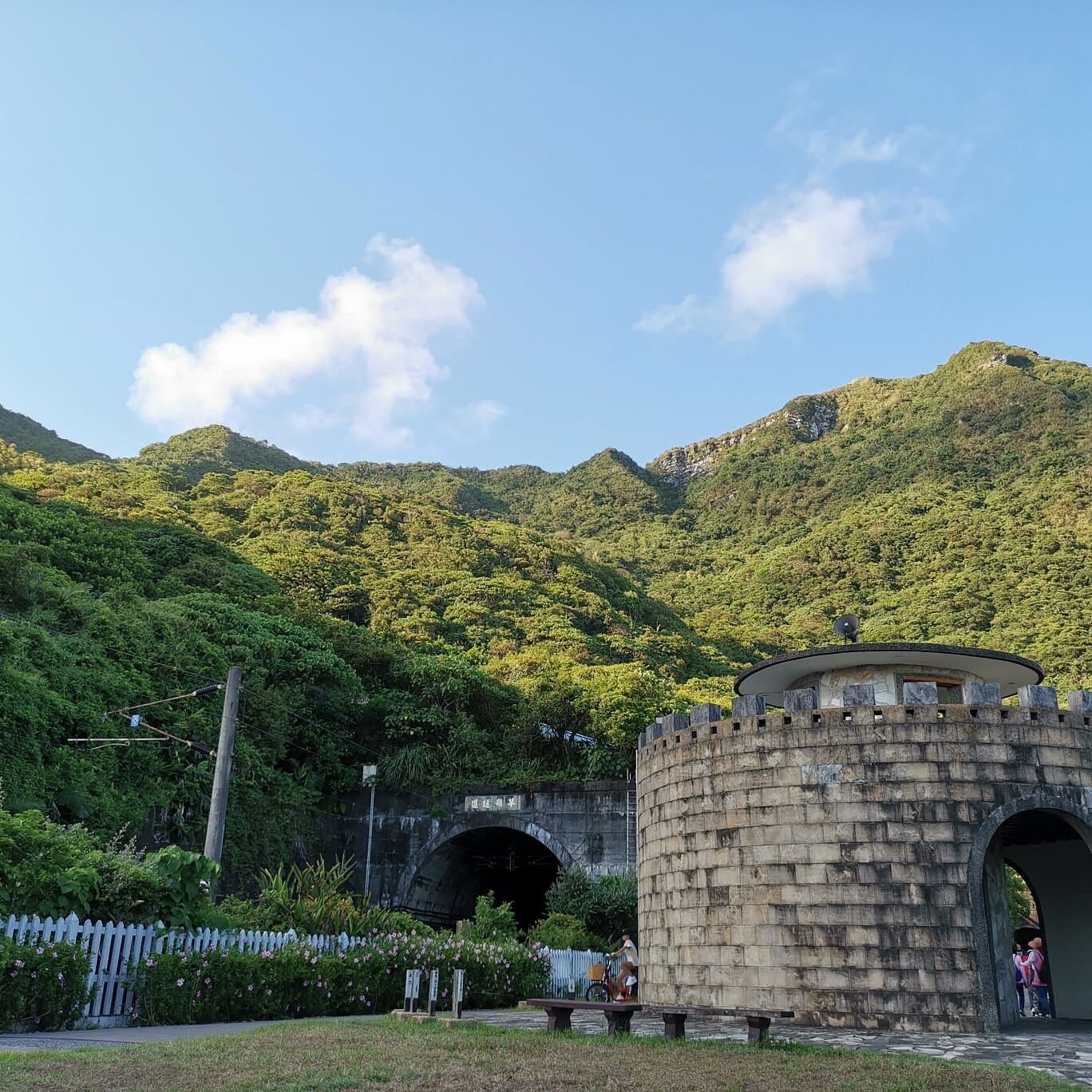 舊草嶺隧道入口 福隆出發單車旅客整装騎行