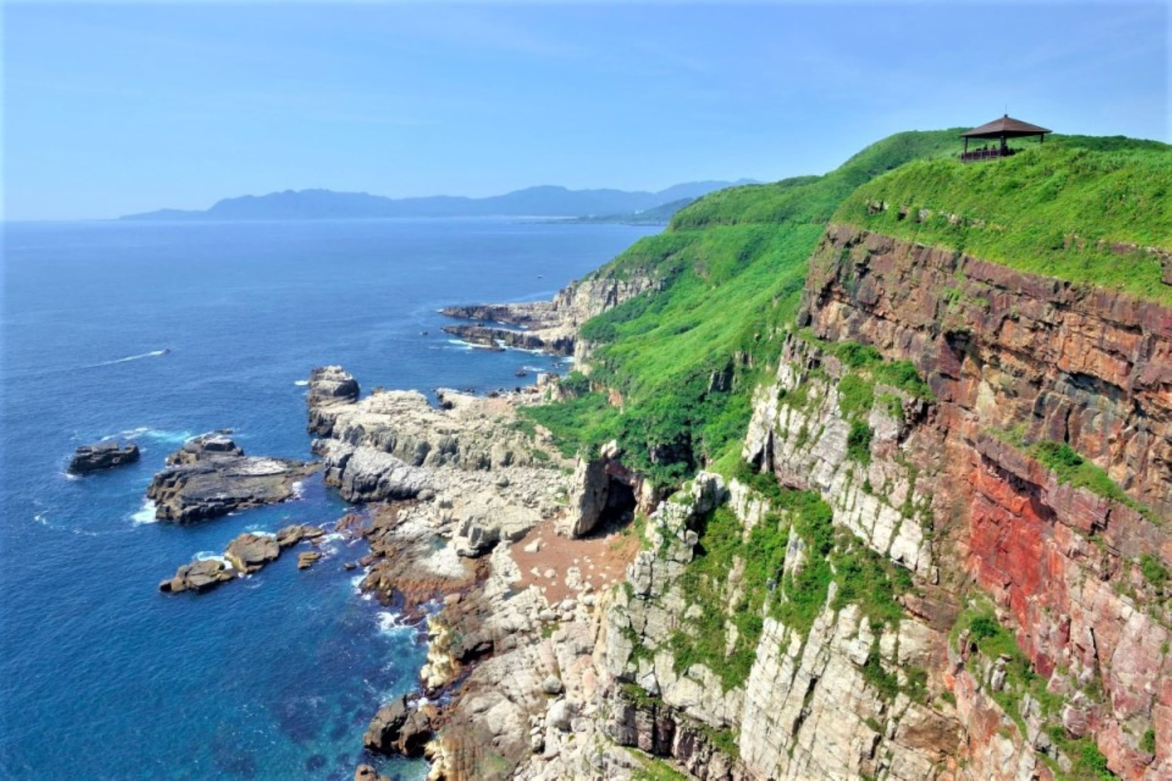 龍洞灣岬步道俯瞰斷崖峭壁與湛藍太平洋 新北貢寮健行
